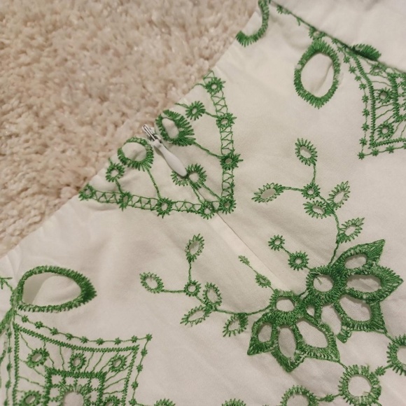 ZARA Kelly Green & Ecru Floral Eyelet Scalloped Hem Flounce Shorts - Picture 4 of 7